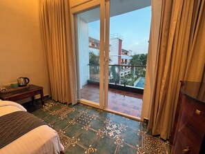 Phòng đôi Premium, 1 giường đôi, bồn tắm nước nóng, quang cảnh hồ bơi | Quang cảnh ban công