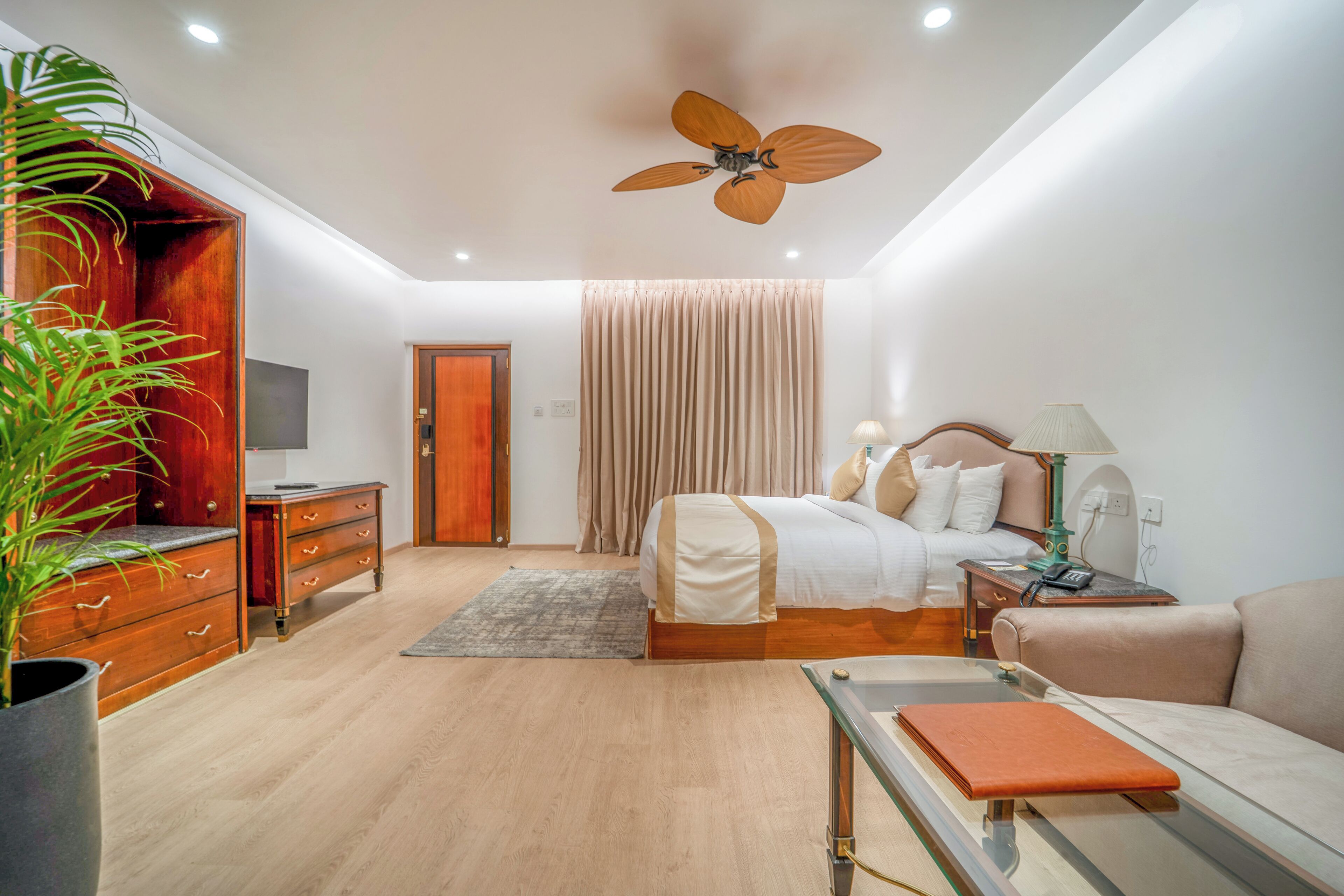 Signature Room | Desk, iron/ironing board, free WiFi