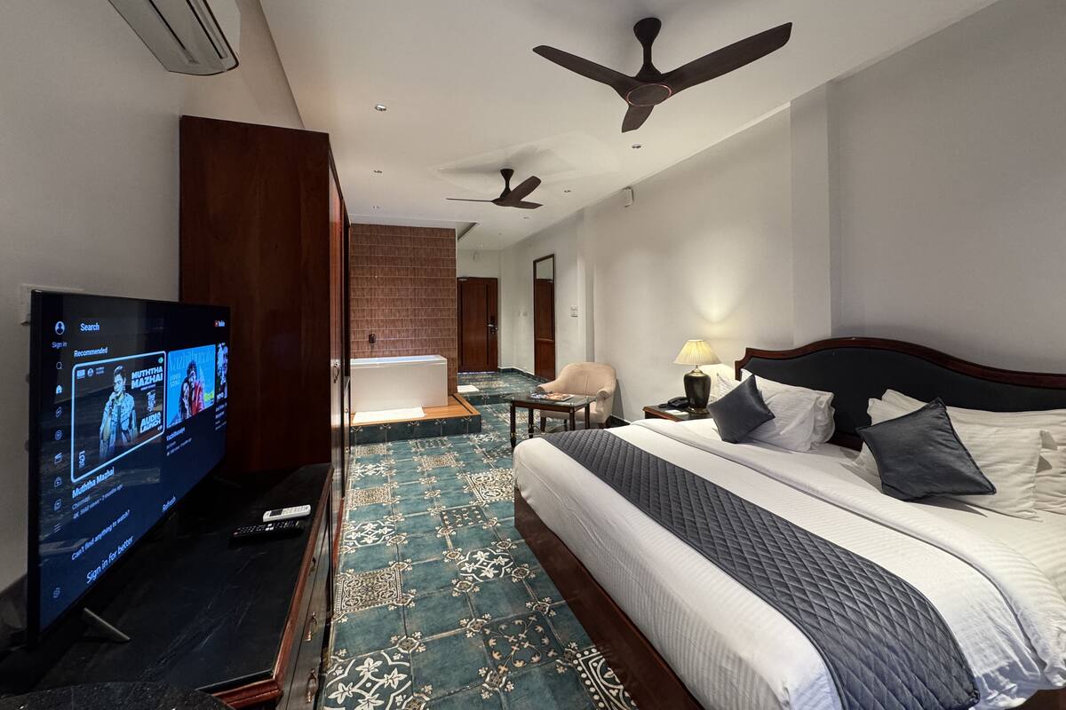 Habitación Premium doble, 1 cama doble, bañera de hidromasaje, vistas a la piscina | Escritorio, tabla de planchar con plancha, wifi gratis