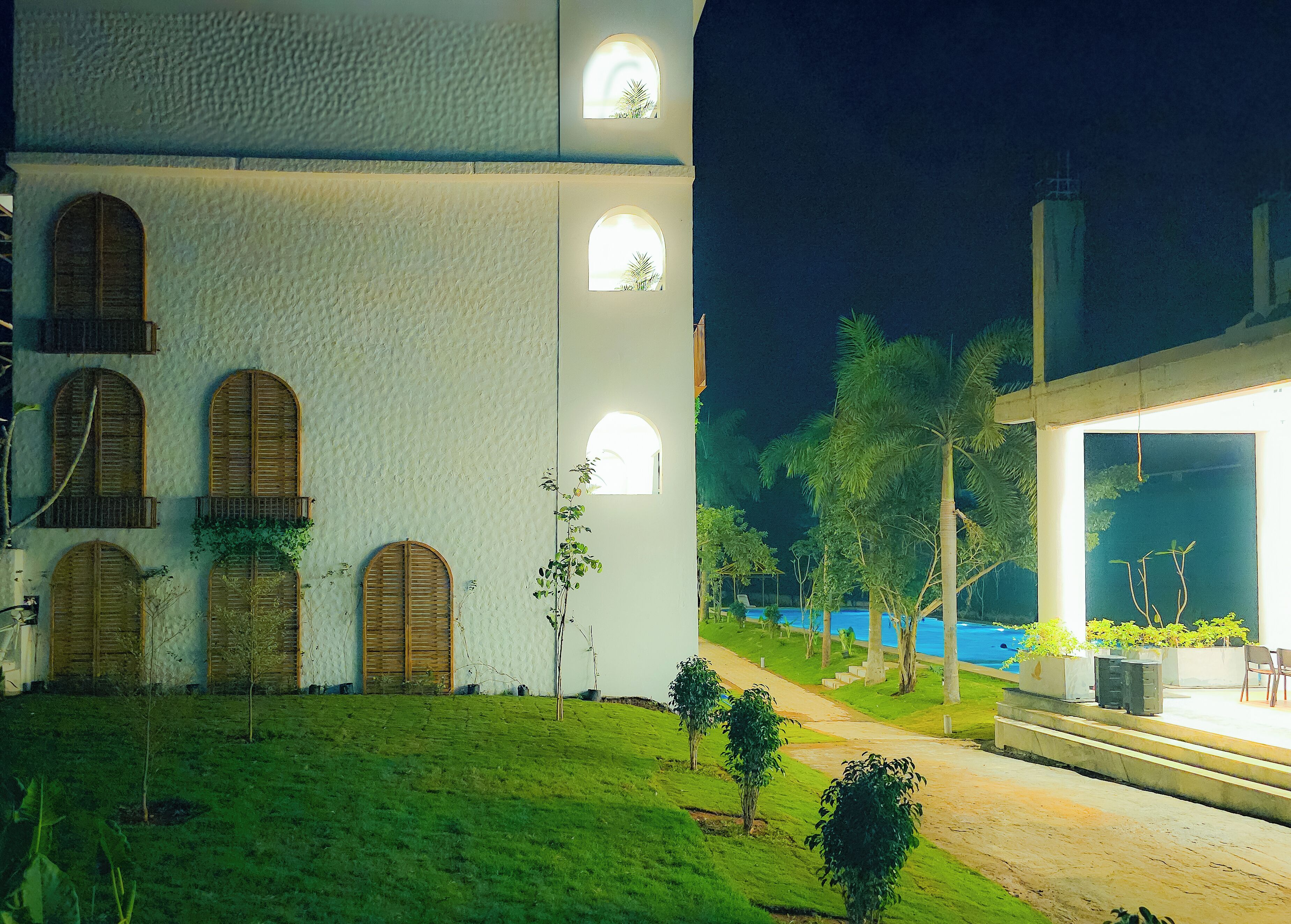Un edificio con ventanas arqueadas y una entrada bien iluminada.