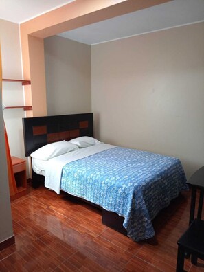 Rom – deluxe | Skrivebord for bærbar PC og wi-fi (inkludert)