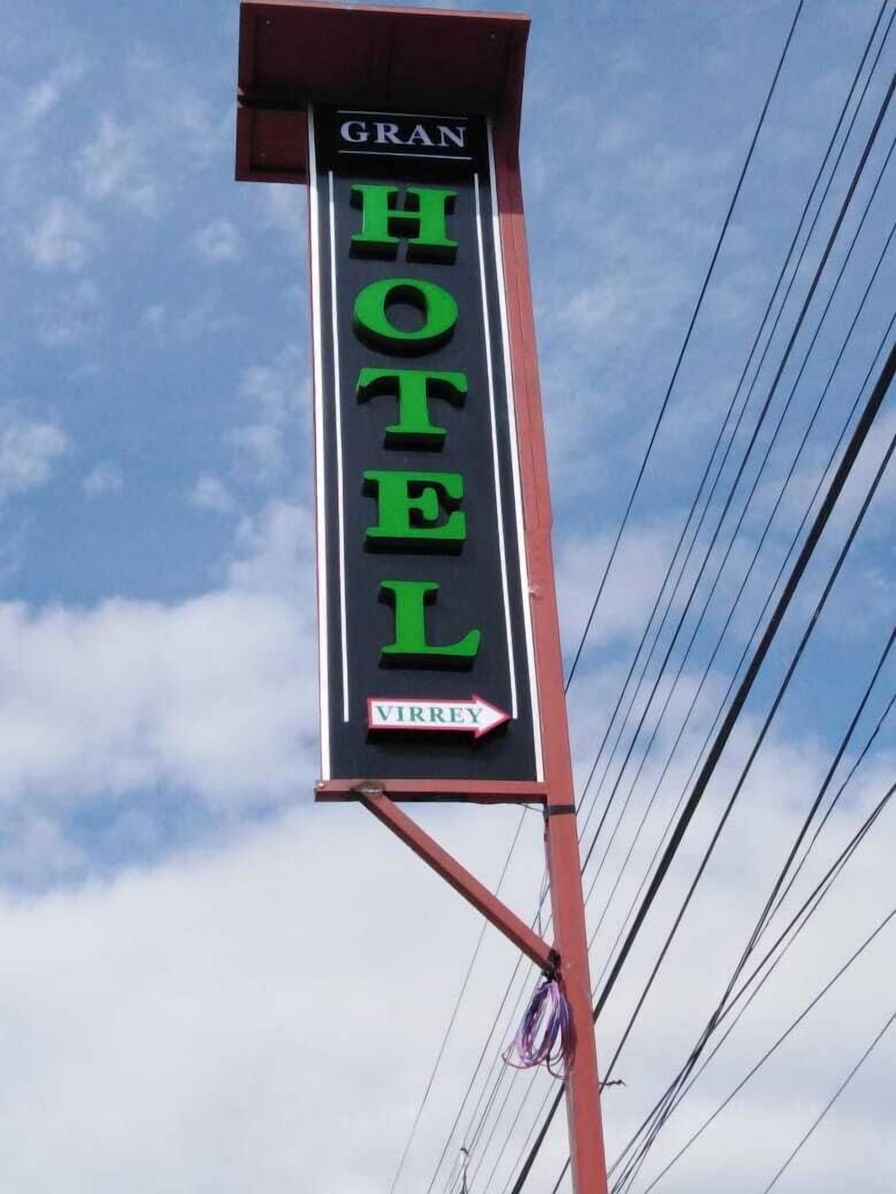 Señal de hotel con el nombre "GRAN HOTEL VIRREY" sobre un cielo despejado.