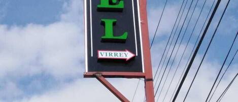 A hotel sign with the name "GRAN HOTEL VIRREY" against a clear sky.