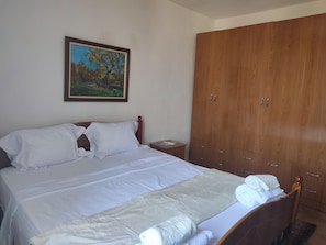 2 bedrooms, iron/ironing board, WiFi, bed sheets