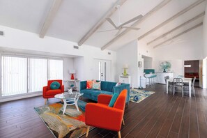 TV, offices - Month Long Stays 3 Bdr | Pool | Pets | Sleeps 10 (Port Aransas)