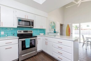 Fridge, microwave, oven, stovetop - Month Long Stays 3 Bdr | Pool | Pets | Sleeps 10 (Port Aransas)