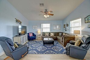 Téléviseur, table de baby-foot, bureau