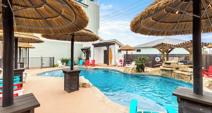 Cozy 3 Bdr | Resort Pool | Pets | Sleeps 9
