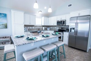 Fridge, microwave, oven, stovetop - Off da Hook Private Heated Pool | Pet Friendly (Port Aransas)