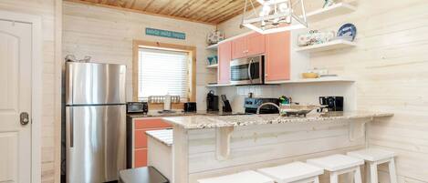 Réfrigérateur, four à micro-ondes, un four, surface de cuisson