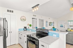 Geladeira, micro-ondas, fogão, cooktop