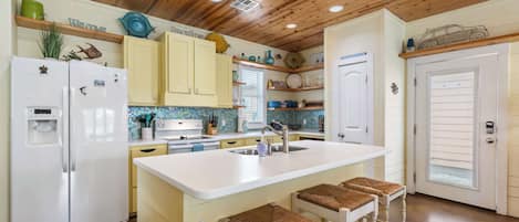 Réfrigérateur, four à micro-ondes, un four, surface de cuisson