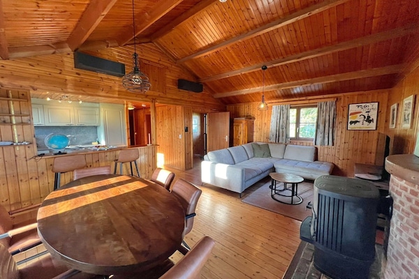 Smart TV, caminetto, tavolo da ping pong