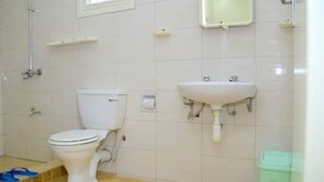 Chambre classique double, balcon | Salle de bain | Douche, serviettes fournies, savon, papier de toilette