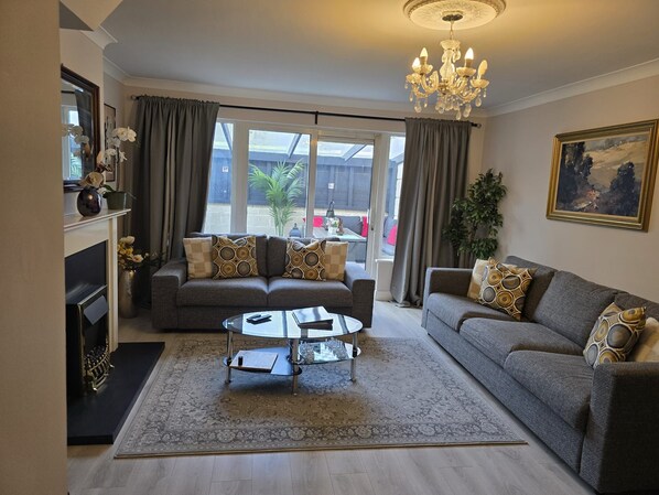 TV connectée, cheminée, écrans d'ordinateur