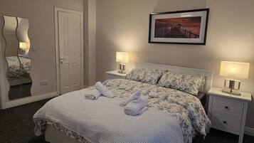 3 bedrooms, desk, iron/ironing board, travel crib