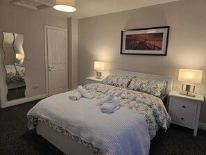 3 chambres, bureau, fer et planche Ă  repasser, lit parapluie