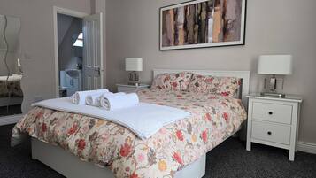 3 bedrooms, desk, iron/ironing board, travel cot