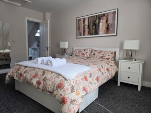 3 bedrooms, desk, iron/ironing board, travel cot