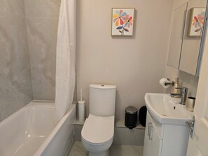 Suihku, hiustenkuivaaja, pyyhkeet, saippua