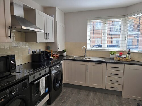 Spacious Modern 3 bedroom Dublin Home | Fast 1 GB WiFi | Workspaces | Sleeps 7