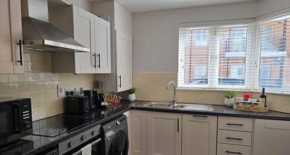 Spacious Modern 3 bedroom Dublin Home | Fast 1 GB WiFi | Workspaces | Sleeps 7