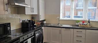 Spacious Modern 3 bedroom Dublin Home | Fast 1 GB WiFi | Workspaces | Sleeps 7
