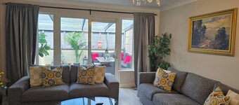 Spacious Modern 3 bedroom Dublin Home | Fast 1 GB WiFi | Workspaces | Sleeps 7