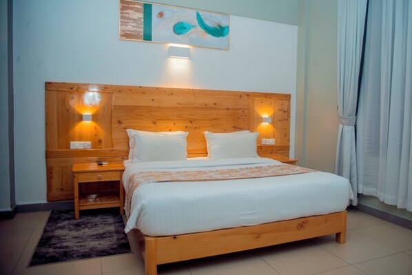 Kahden hengen huone yhdelle, kaupunkinäköala | Tallelokero huoneessa, työpöytä