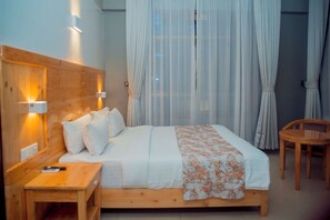 Habitación doble de uso individual, vista a la ciudad | Caja de seguridad en la habitación y escritorio 