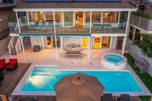 A heated pool - Oceanfront Luxury with Pool/Spa, Beach Access (Encinitas)