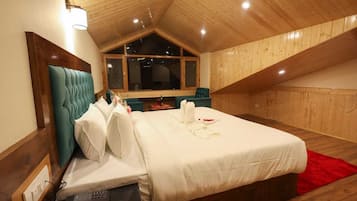 Honeymoon Quadruple Room, Mountain View | Soundproofing, iron/ironing board, free WiFi