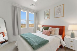 3 bedrooms, desk, iron/ironing board, travel crib - Palm Paradise: Desert Color Lagoon + Beaches (St. George)