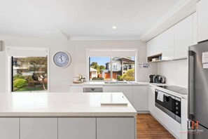 Réfrigérateur, four à micro-ondes, un four, surface de cuisson