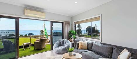 Televisie en een open haard