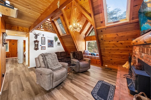 Fox Den Lodge: Your Cozy Mountain Haven w/ game room & Spa