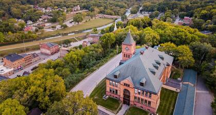 Charming & Cozy 2BR Cottage | Fireplace | Dog-Friendly | Amenity Access