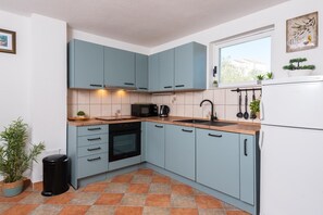 Refrigerador, microondas, horno, placa de cocina