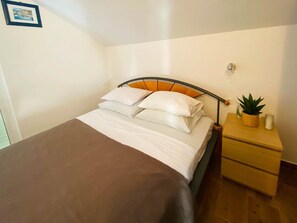 2 makuuhuonetta, silitysrauta/-lauta, Wi-Fi, vuodevaatteet