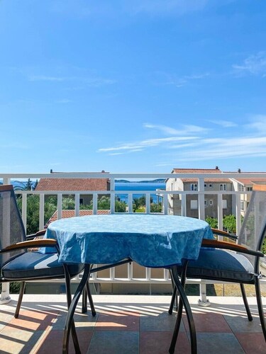 Comfortable 2-Bedroom Holiday Apartment with Balcony and Sea View