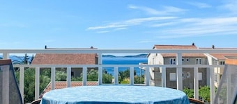 Comfortable 2-Bedroom Holiday Apartment with Balcony and Sea View