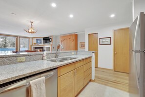 Microwave, stovetop, coffee/tea maker, cookware/dishes/utensils - Peru Lift Cozy Condo! (Keystone)