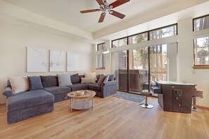 TV, fireplace