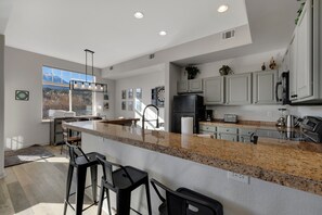 Fridge, microwave, stovetop, dishwasher - Townhome with Private Hot Tub! (Silverthorne)