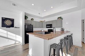 Réfrigérateur, micro-ondes, plaque de cuisson, lave-vaisselle