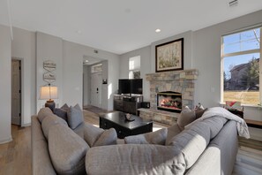 TV, fireplace - Townhome with Private Hot Tub! (Silverthorne)