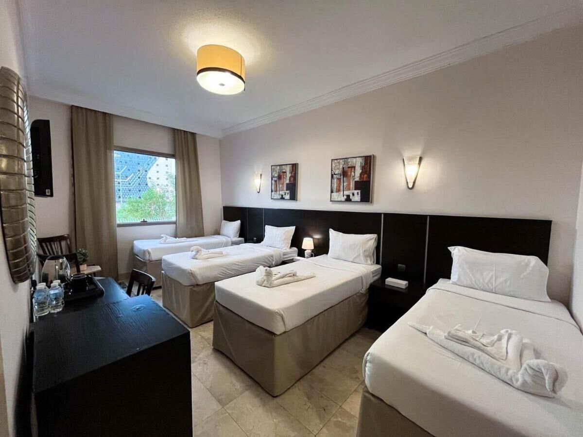 Basic-Vierbettzimmer, Stadtblick | Kostenloses WLAN