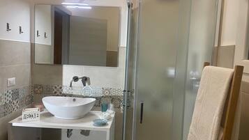 Chuveiro, chuveiro com efeito de chuva, produtos de toalete grátis