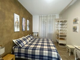 Habitación triple básica | Ropa de cama hipoalergénica y escritorio
