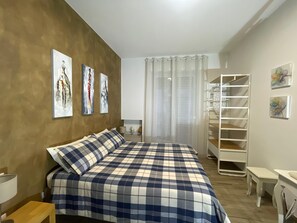 Kamar Triple Basic | Seprai antialergi, meja kerja, ruang kerja ramah laptop, dan kedap suara